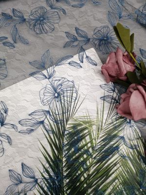 Il voile blu ha ricamato la maglia floreale di Tulle del tessuto del pizzo