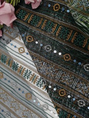 Il modello geometrico merletta il voile colorato dello zecchino del tessuto del ricamo