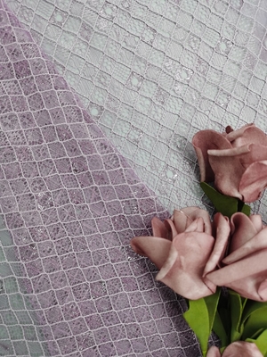 Il colore porpora ha ricamato il tessuto Diamond Type Lattice Pattern Mesh del pizzo