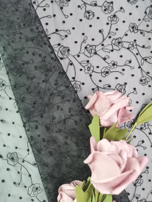 L'immaginazione Tulle si è affollata il tessuto ricamato del fiore del nero del tessuto del pizzo