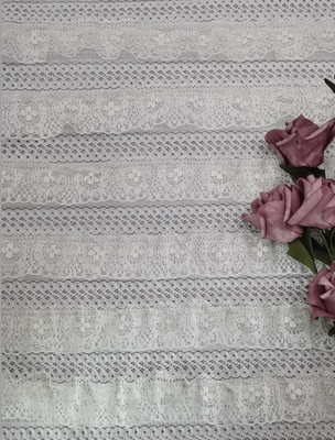 il vestito da sposa bianco dal tessuto del pizzo del ricamo merletta il tessuto francese del pizzo
