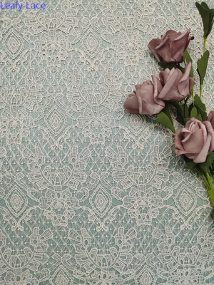 Poliestere pieno 125cm del pizzo ricamato rosa del peso leggero chimico del tessuto ampio