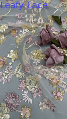 Tessuto ricamato in 3D, elegante e rilassante.