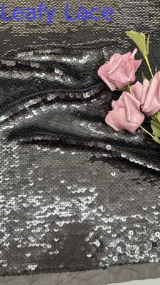Tessuto in pizzo ricamato con paillettes Colore elegante e bello Design personalizzato per abito da sposa